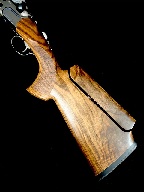 BERETTA-DT11 X TRAP 12G 32" O/U ADJUSTABLE RIB RH ADJUSTABLE STOCK SN: DT23728W - Image 2